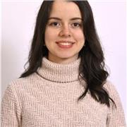 Studentessa impartisce lezioni di cinema a studenti e studentesse di scuola elementare/media/superiore